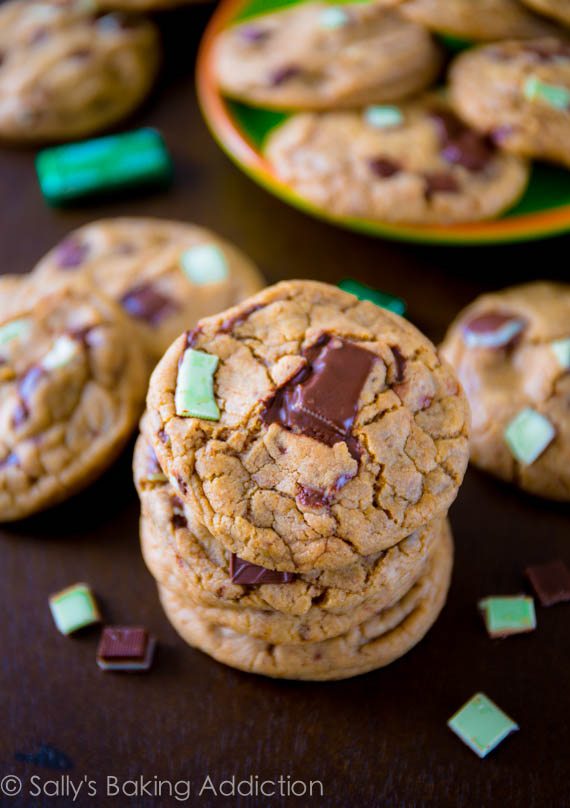 Chewy Mocha Mint Cookies sur sallysbakingaddiction.com