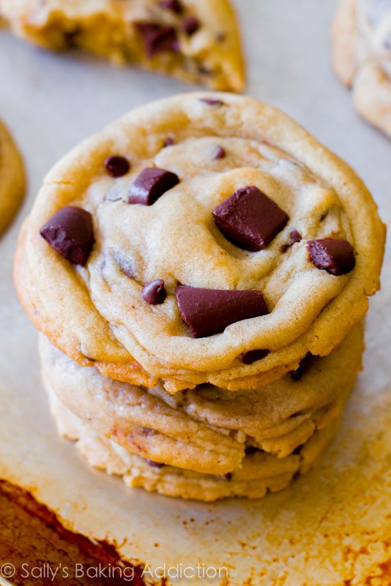 Biscuits moelleux au chocolat - découvrez les secrets pour les rendre extra doux et épais! sallysbakingaddiction.com