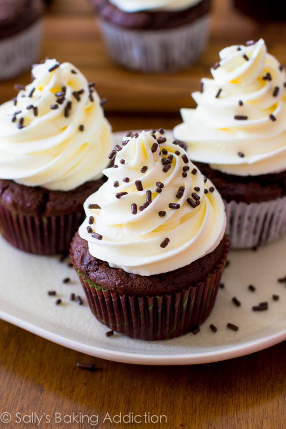 Cupcakes au chocolat super fondants garnis de glaçage au chocolat blanc, fabriqués à partir de chocolat blanc pur. | sallysbakingaddiction.com 