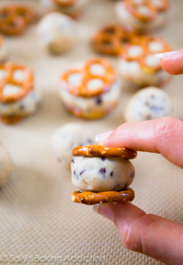 Bouchées de bretzel à la pâte à biscuits. Addictif et si facile! Recette trouvée sur sallysbakingaddiction.com