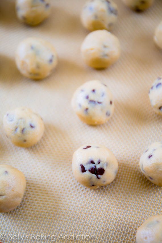 Bouchées de bretzel à la pâte à biscuits. Addictif et si facile! Recette trouvée sur sallysbakingaddiction.com