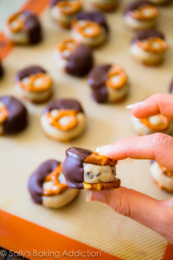 Bouchées de bretzel à la pâte à biscuits. Addictif et si facile! Recette trouvée sur sallysbakingaddiction.com