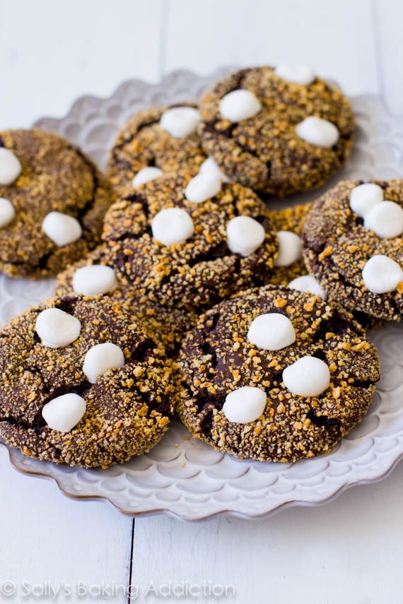 Biscuits S'mores! Biscuits moelleux au chocolat moelleux et roulés dans du biscuit Graham et garnis de guimauves. @sallybakeblog