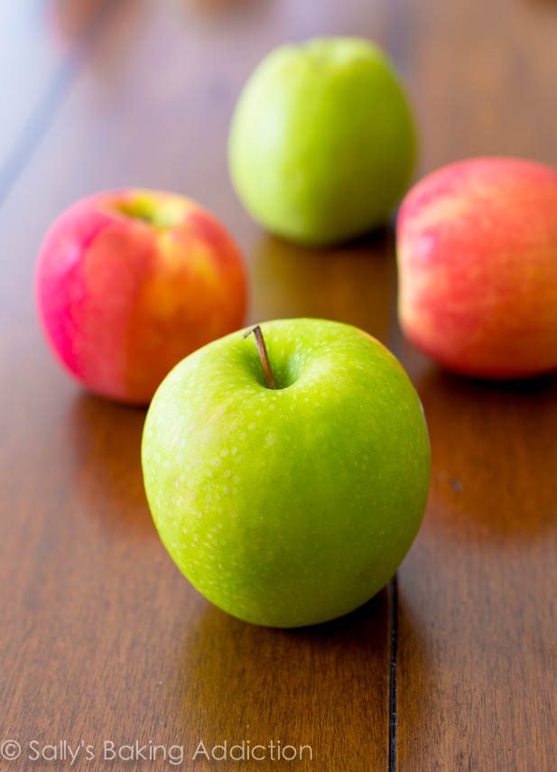 Des croustilles de pommes faciles à cuire! Croustillant, croquant, bon marché et simple. Ce sont tellement addictif et tout ce que vous mangez est des pommes. sallysbakingaddiction.com