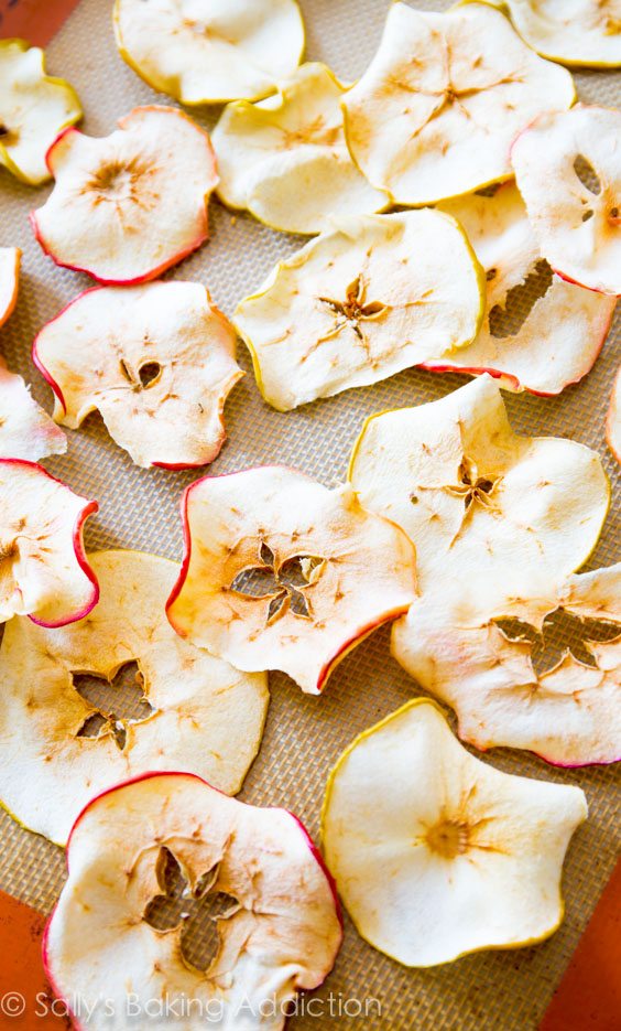 Chips aux pommes au four croquantes, simples et saines. Ce sont tellement addictif et tout ce que vous mangez est des pommes! @sallybakeblog