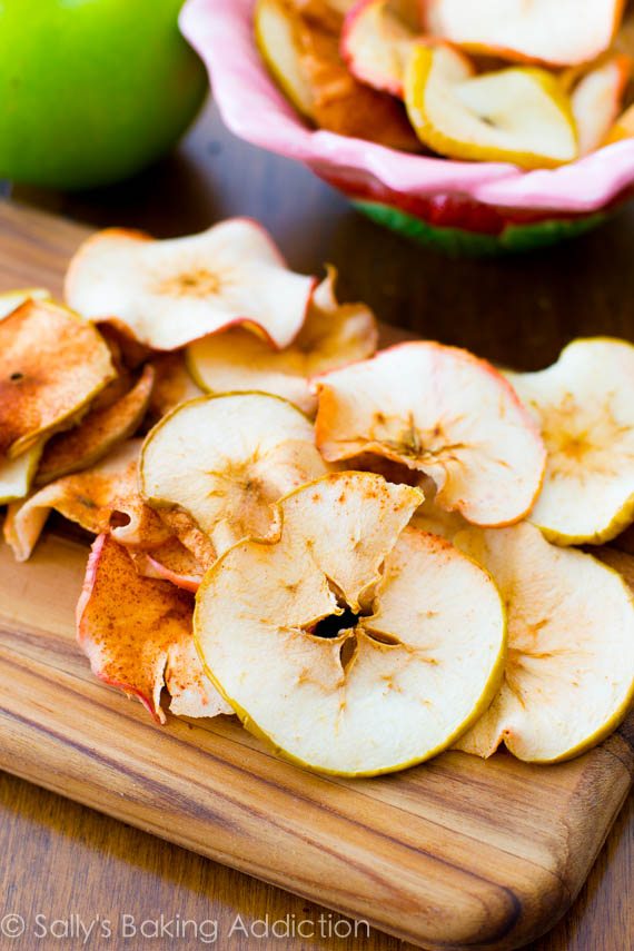 Chips aux pommes au four croquantes, simples et saines. Ce sont tellement addictif et tout ce que vous mangez est des pommes. @sallybakeblog