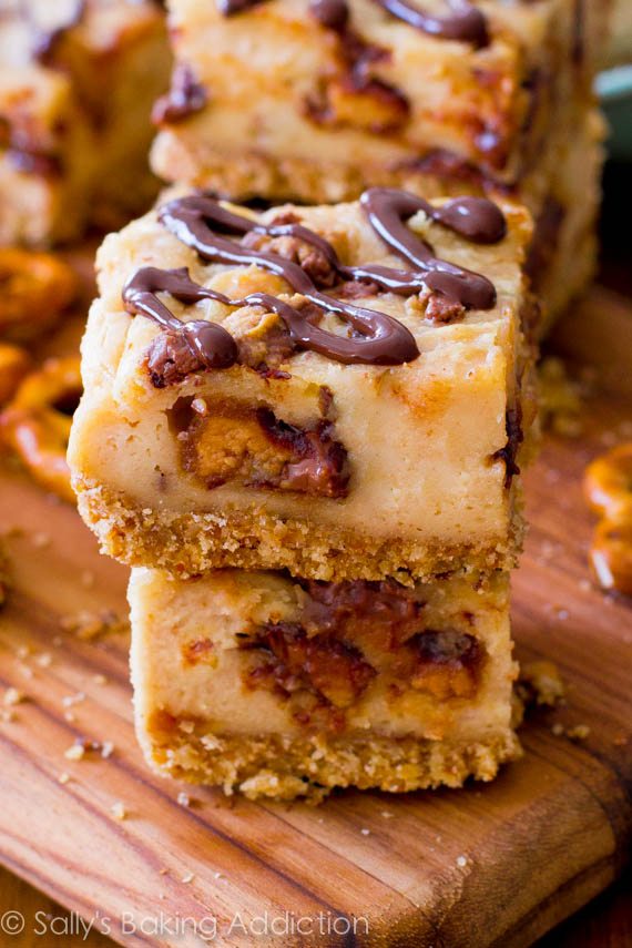 Bars à gâteau au fromage Bretzel de tasse de beurre d’arachide. Incroyablement bon. sallysbakingaddiction.com