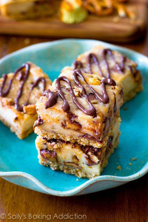 Bars à gâteau au fromage Bretzel de tasse de beurre d’arachide. Incroyablement bon. sallysbakingaddiction.com