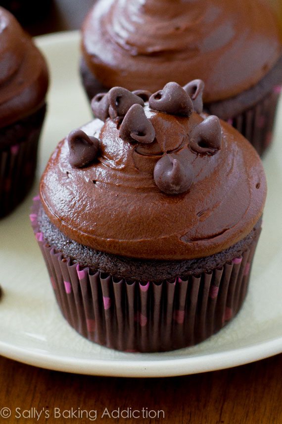 Mes cupcakes au chocolat préférés avec glaçage au chocolat noir - amateurs de chocolat seulement! Recette à sallysbakingaddiction.com