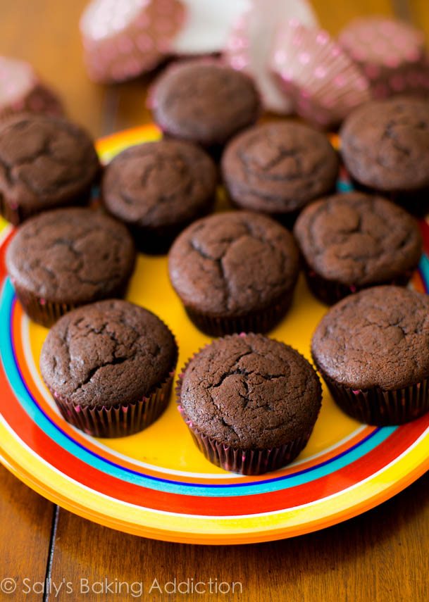 Mort par chocolat cupcakes. Humide, riche, tendre, et tellement saveur fudgy. sallysbakingaddiction.com