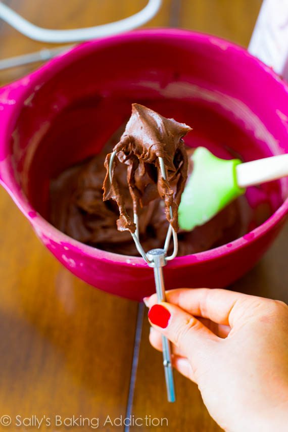 Glaçage au chocolat noir maison ultra riche et crémeux