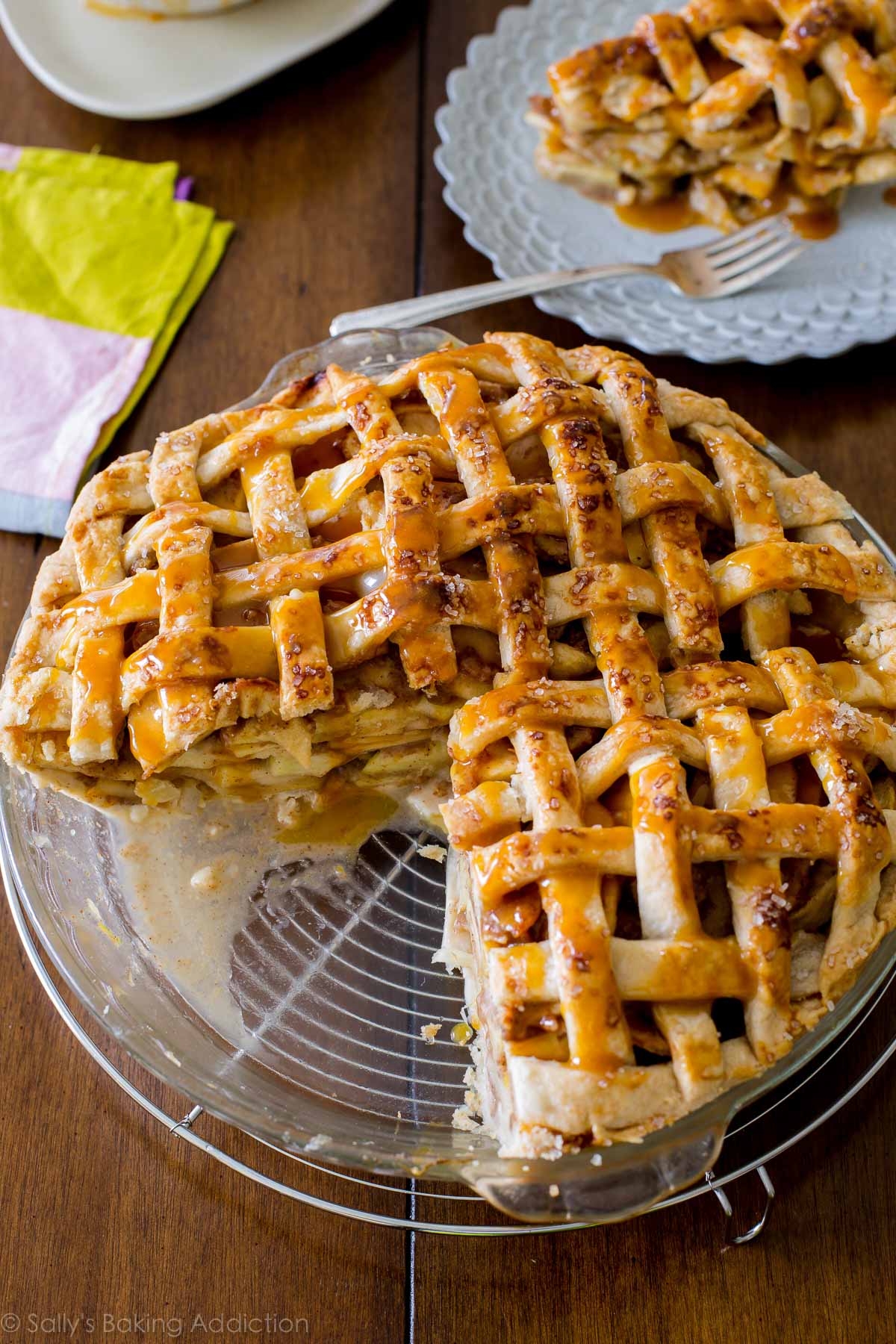 Voici un classique en treillis tout le gâteau aux pommes américains bouillonnant de caramel salé et gluant, pommes à la cannelle! Recette sur sallysbakingaddiction.com