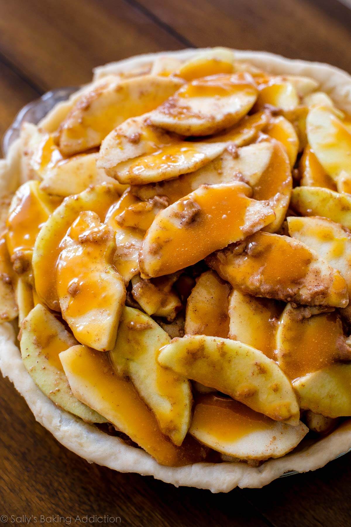 Recette de tarte aux pommes au caramel salé sur sallysbakingaddiction.com