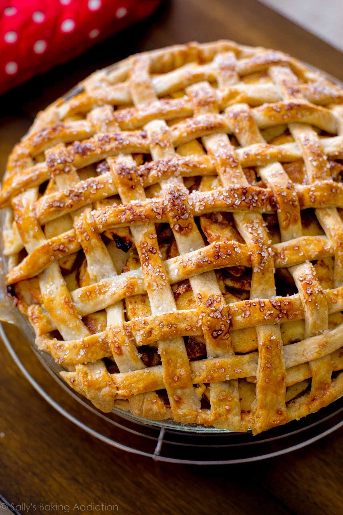 Tarte aux pommes au caramel salé avec croûte de treillis sur sallysbakingaddiction.com