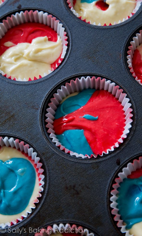 Comment faire des gâteaux et des cupcakes à la vanille maison festifs et colorés à la cravate pour n’importe quelle occasion!