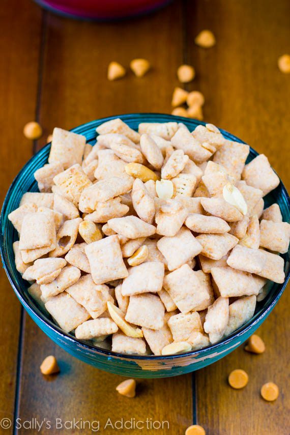 5 ingrédient Butterscotch Peanut Butter Puppy Chow aka Muddy Buddies. Facile, addictif, et sans cuisson impliqués! sallysbakingaddiction.com