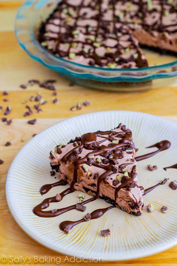 Tarte aux pépites de chocolat à la menthe congelée skinny. Si vous aimez le chocolat à la menthe, vous allez adorer ce dessert surgelé!