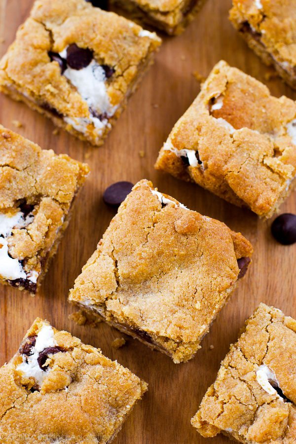 Des barres de biscuits graham cracker moelleuses et moelleuses avec des tourbillons de chocolat et de guimauve! Recette facile sur sallysbakingaddiction.com