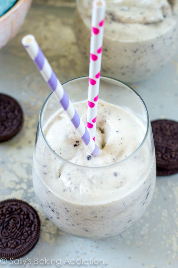 Skinny Cookies n’Cream Milkshakes - si facile, si crémeux, et fait à partir de seulement 4 ingrédients sans culpabilité! Recette à sallysbakingaddiction.com