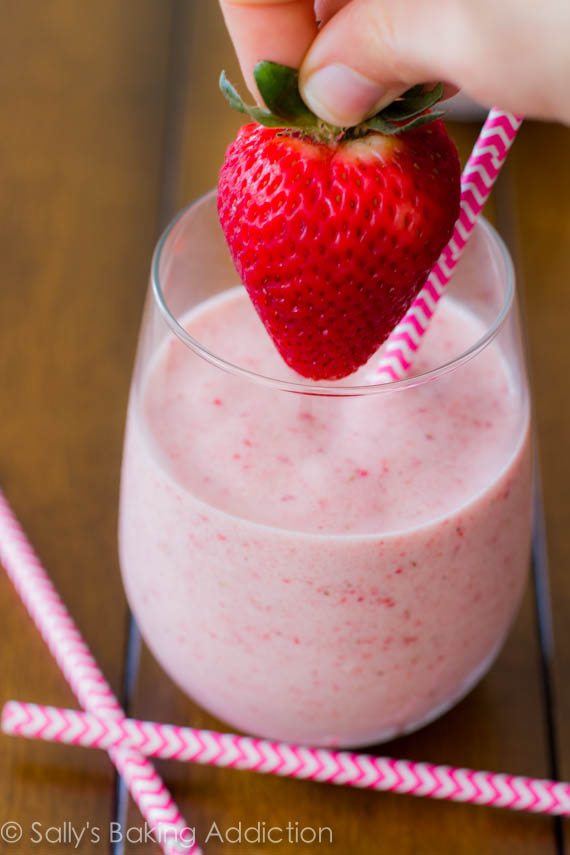 3 ingrédients Skinny Strawberry Banana Milkshakes. par sallysbakingaddiction.com