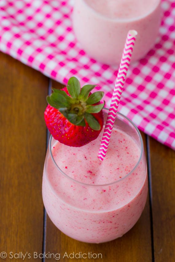 Skinny Strawberry Banana Milkshakes par sallysbakingaddiction.com