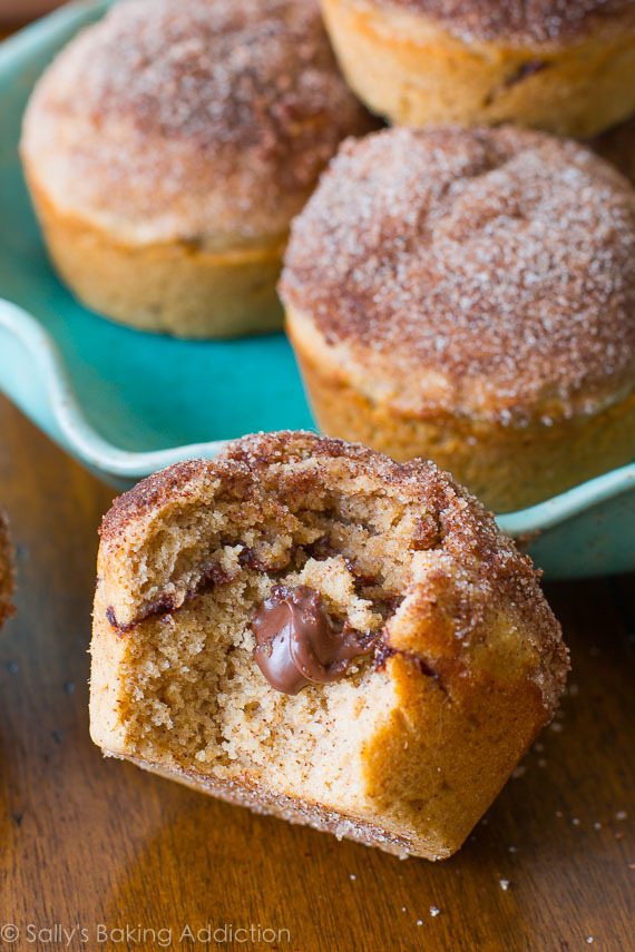 Muffins farcis NUTELLA! Enrobé de sucre cannelle et complètement irrésistible.