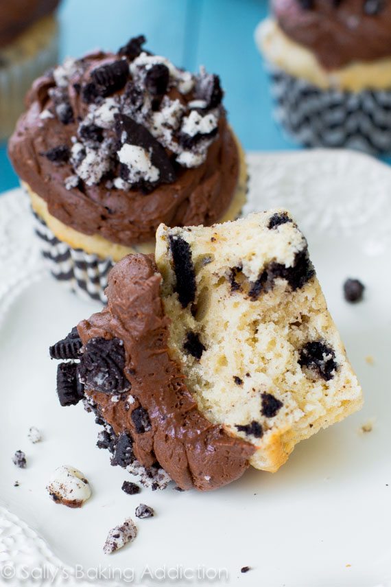 Cookies 'n Cream Milk Chocolate Cupcakes - si vous aimez le chocolat, vous devez essayer ces. Si incroyablement délicieux!