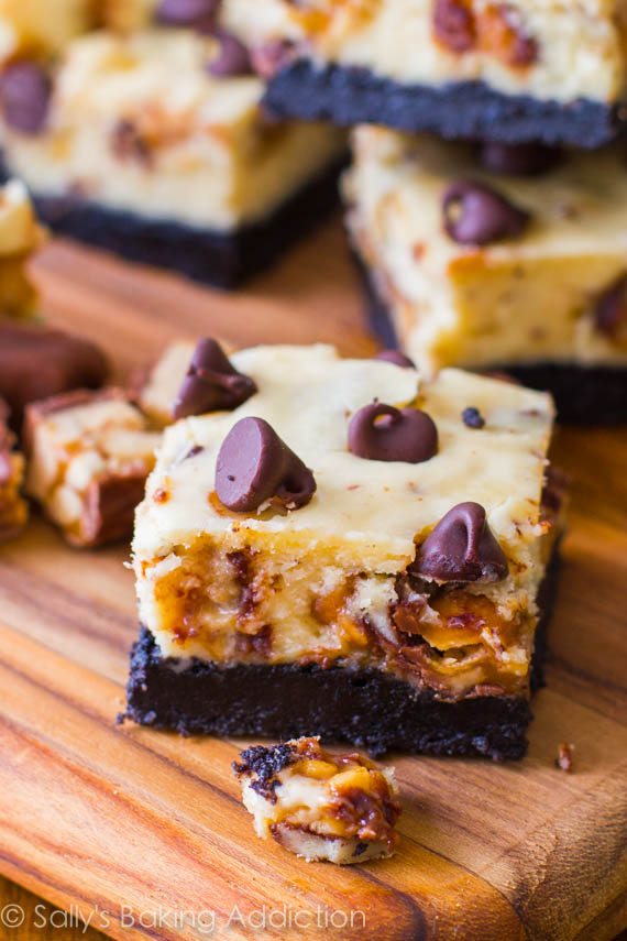 8 Ingrédient Snickers Cheesecake Bars - personne ne peut résister à ceux-ci!