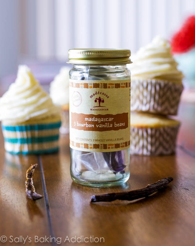 Very Vanilla Cupcakes par sallysbakingaddiction.com