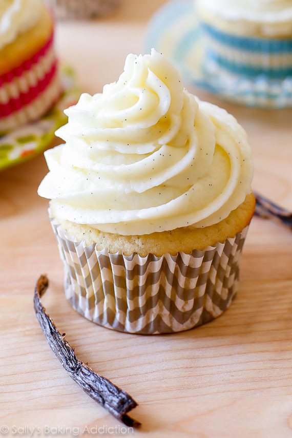 Ma recette préférée maison très vanille cupcake. Fossé que le mélange en boîte, ceux-ci sont 1000% mieux!