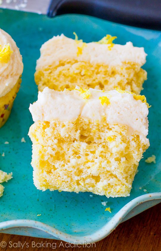 Délicieux et simple cupcakes au citron maison avec glaçage à la vanille crémeux! Ce sont toujours un tel succès. Recette sur sallysbakingaddiction.com