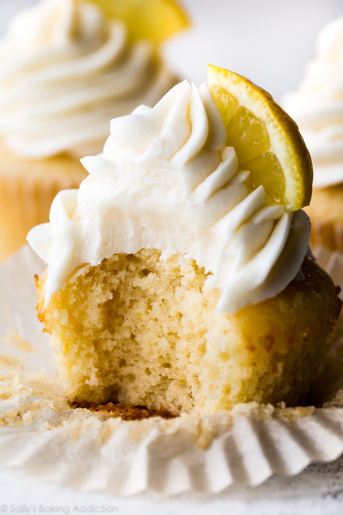 Ces petits gâteaux au citron maison sucrés au soleil avec glaçage à la vanille sont incroyablement doux et débordant de saveur de citron! Recette sur sallysbakingaddiction.com