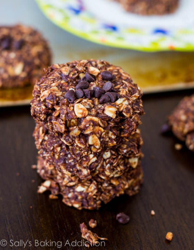 Ces biscuits allégés sans cuisson sont un favori! Fait avec seulement 7 ingrédients simples comme la banane, le chocolat, l’avoine et le beurre d’arachide. 