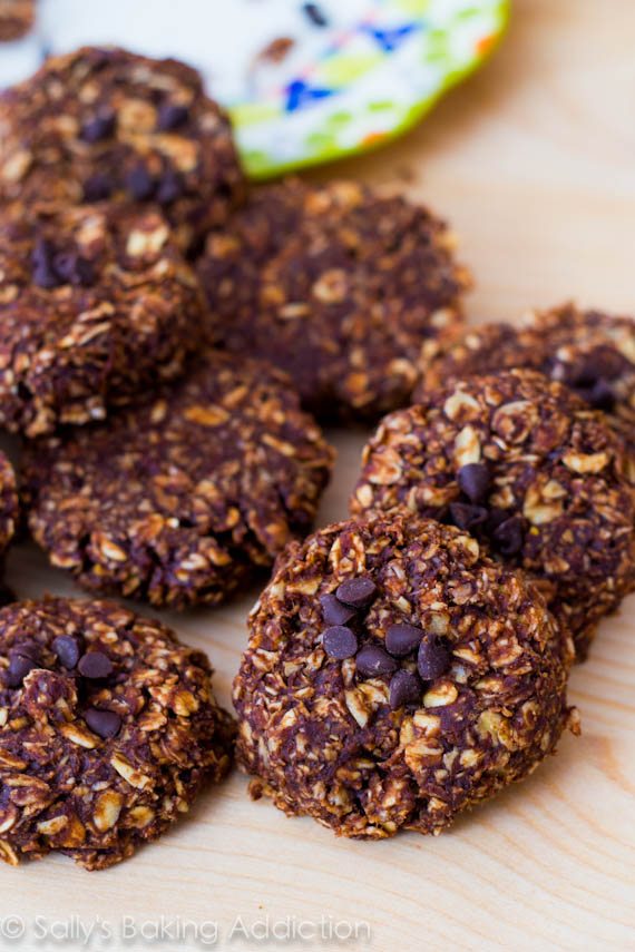 Ces biscuits allégés sans cuisson sont un favori! Fait avec seulement 7 ingrédients simples comme la banane, le chocolat, l’avoine et le beurre d’arachide. 