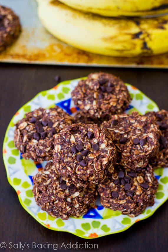 Ces biscuits allégés sans cuisson sont un favori! Fait avec seulement 7 ingrédients simples comme la banane, le chocolat, l’avoine et le beurre d’arachide. 