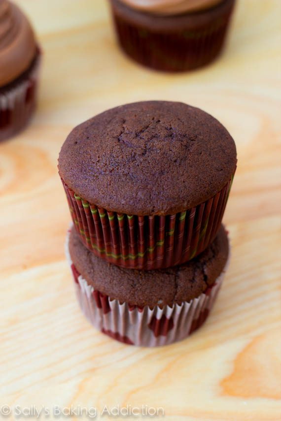 Cupcakes au chocolat maison avec glaçage Nutella. Incroyablement bon! Recette à sallysbakingaddiction.com