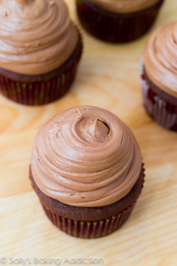 Cupcakes au chocolat maison avec glaçage Nutella. Incroyablement bon! Recette à sallysbakingaddiction.com