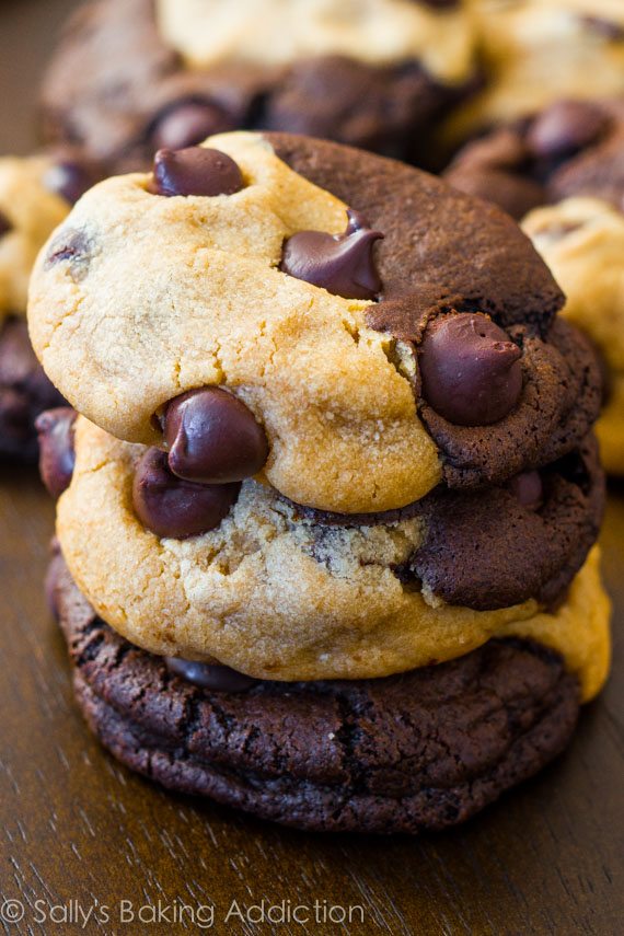 Comment faire du beurre d’arachide et des biscuits au chocolat cuits à doux qui sont tourbillonnés ensemble en un seul! Recette sur sallysbakingaddiction.com
