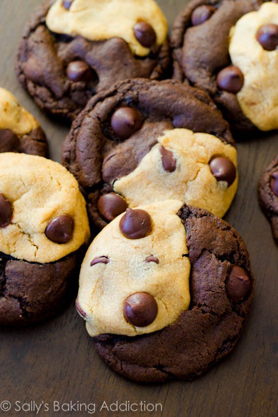 Comment faire du beurre d’arachide et des biscuits au chocolat cuits à doux qui sont tourbillonnés ensemble en un seul! Recette sur sallysbakingaddiction.com