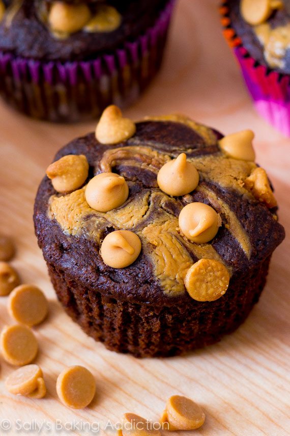 Skinny Peanut Butter Swirl Chocolate Cupcakes - allégé et riche en protéines emballés!