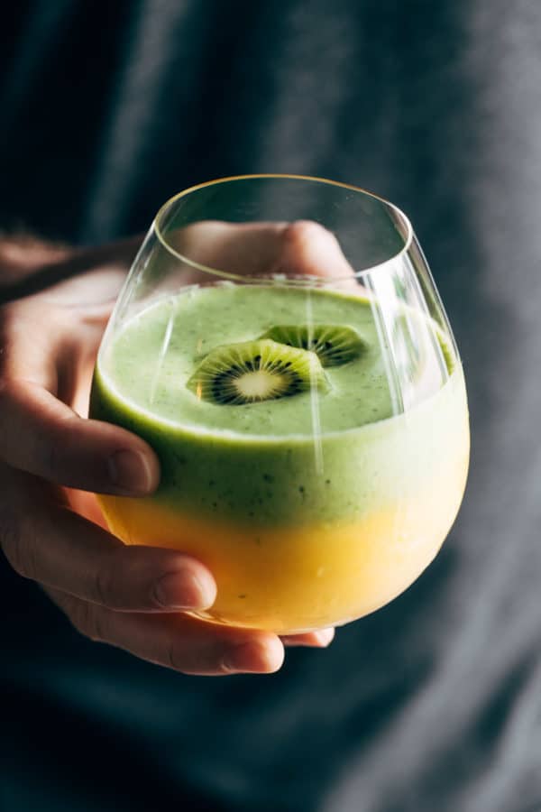 Refroidisseur de kiwi de mangue dans un verre.