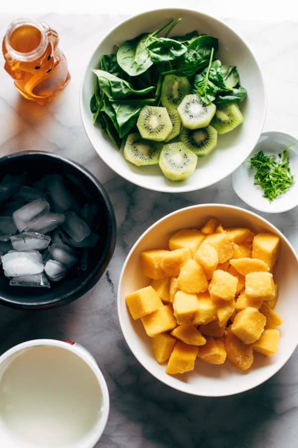 Ingrédients pour les refroidisseurs de kiwi à la mangue dans les bols.