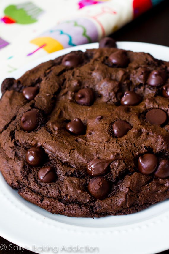 Un biscuit géant double chocolat qui est facile à faire et plus fudgy à l’intérieur. Goûts comme un brownie surdimensionné!