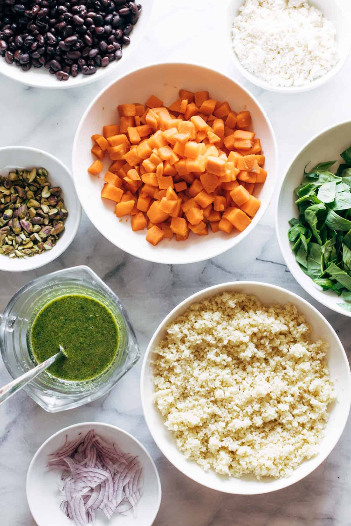 Ingrédients dans des bols pour la salade de couscous.