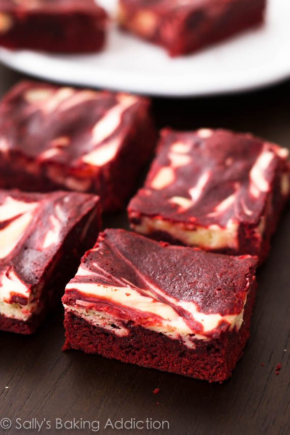 Brownies au cheesecake en velours rouge. Décadent, humide, et indulgent! sallysbakingaddiction.com
