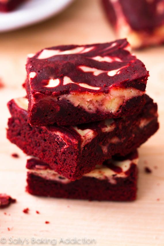Brownies au cheesecake en velours rouge. Décadent, humide, et indulgent! sallysbakingaddiction.com