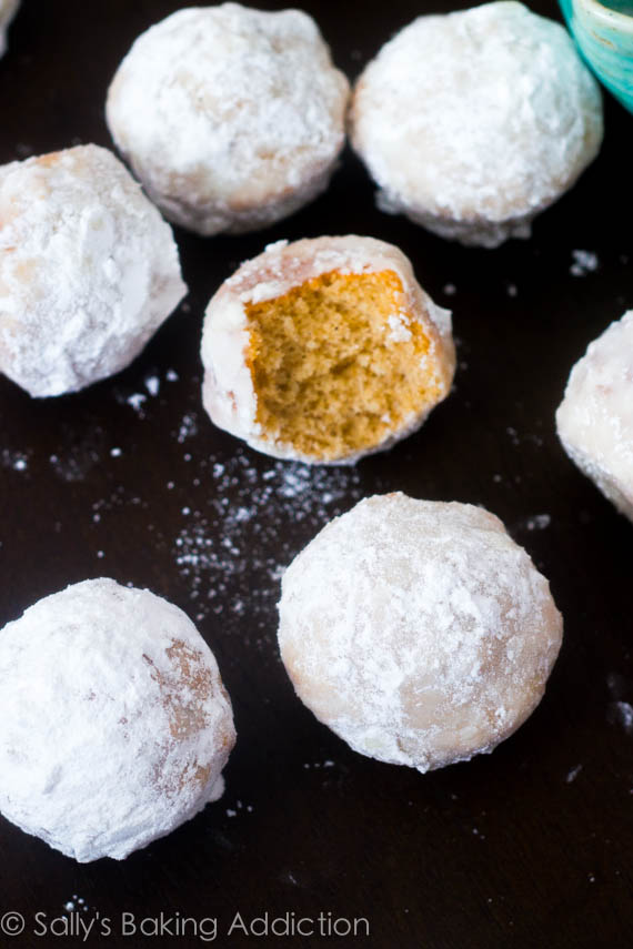 Trous de beignets de sucre en poudre cuits au four. Obtenez la recette à sallysbakingaddiction.com