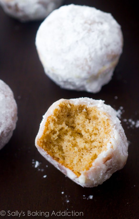 Trous de beignets de sucre en poudre cuits au four. Obtenez la recette à sallysbakingaddiction.com