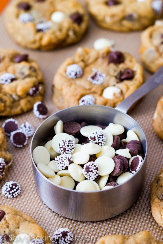 Biscuits aux pépites de chocolat triple au four doux -super doux, extra épais, et plein de chocolat! @sallybakeblog