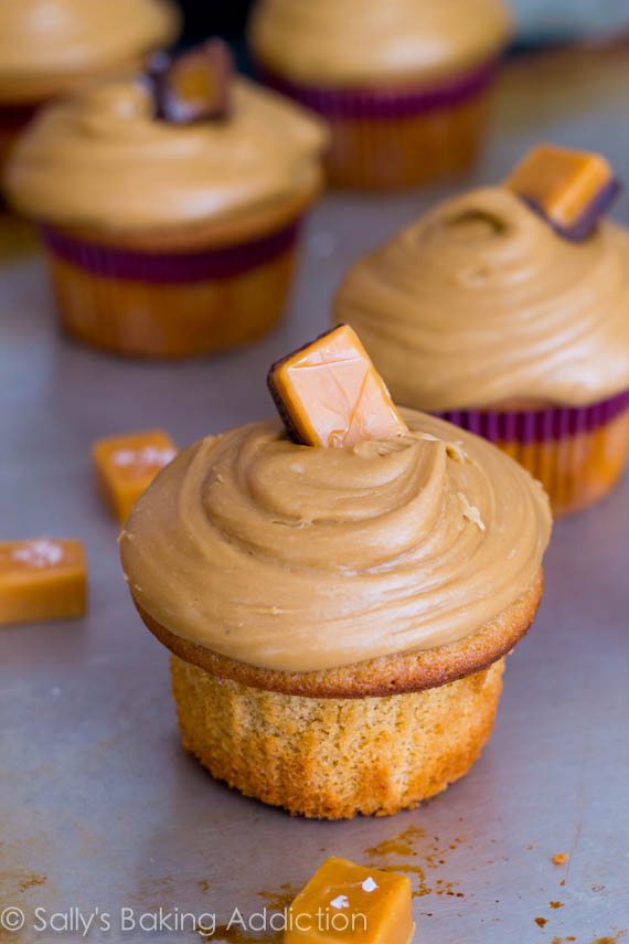 Ce sont les meilleurs cupcakes! Cupcakes au caramel garnis de glaçage au caramel salé et de bonbons au caramel salé. @sallybakeblog